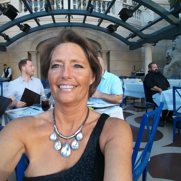 Meet your Posher, Tracy - Picture 1 of 1